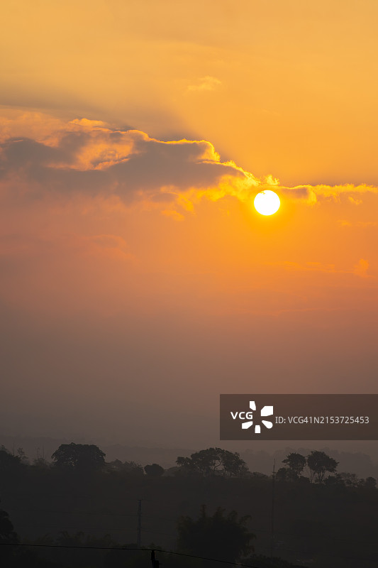 日出时分温暖的天空和明媚的阳光图片素材