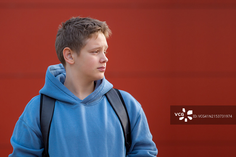 思考未来的青少年男孩图片素材