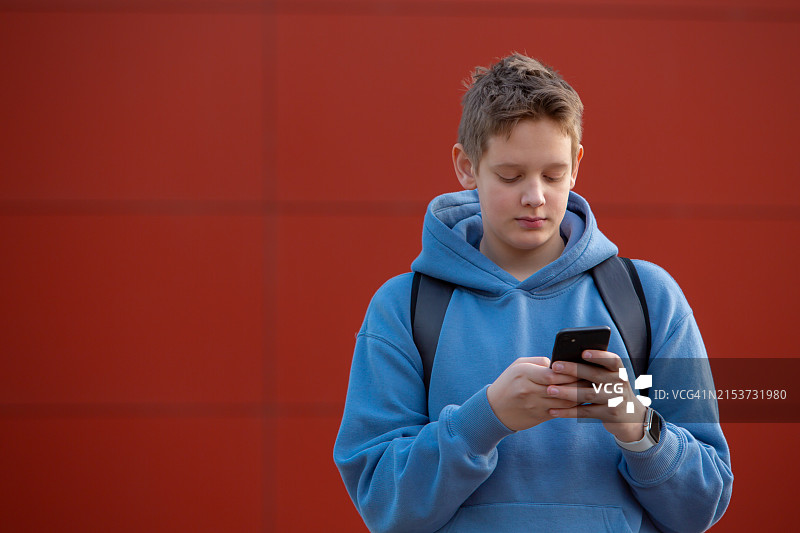 数字通信：青少年男孩发送消息图片素材