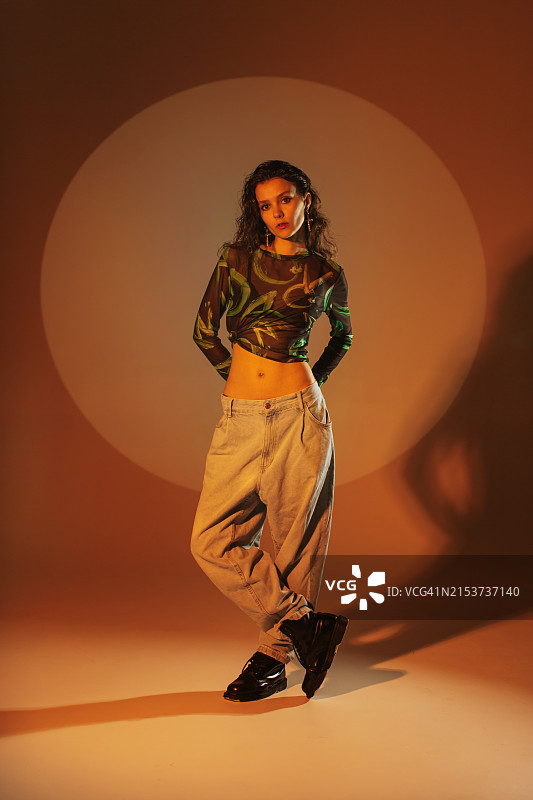 在工作室里的时尚模特图片素材