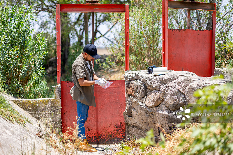 在干涸湖泊工作的科学家图片素材