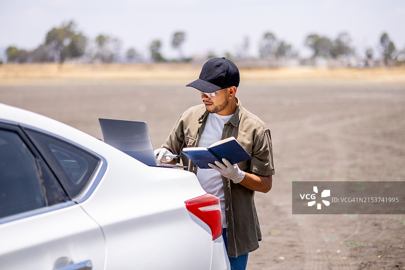 在干涸湖泊工作的科学家图片素材