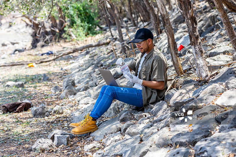 在干涸湖泊工作的科学家图片素材