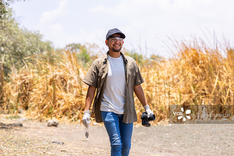 在干涸湖泊工作的科学家图片素材