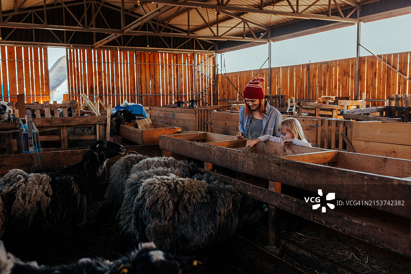 农民和女儿在谷仓里图片素材