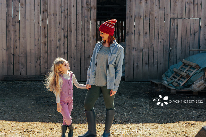 母女在农场里快乐玩耍图片素材