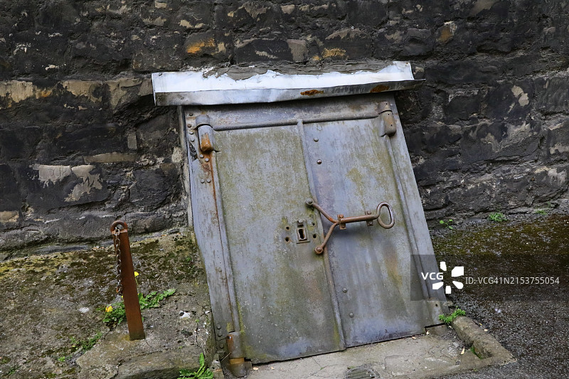 建筑物外部的地窖门图片素材