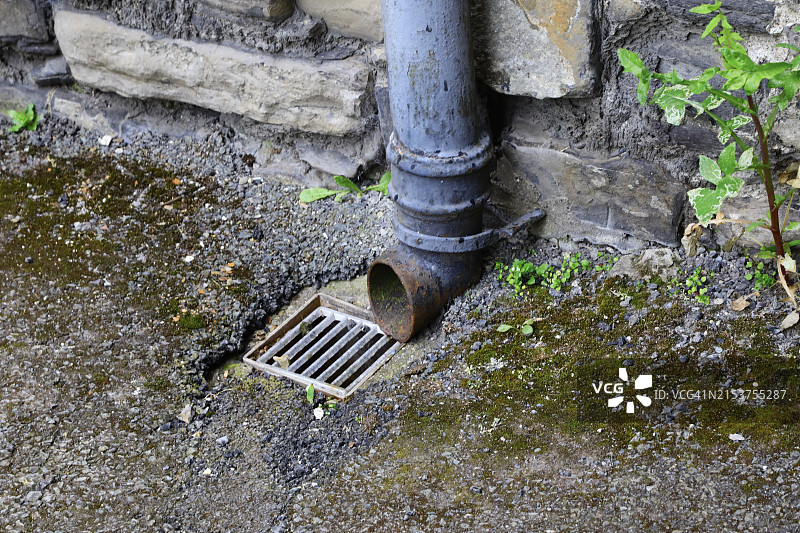 建筑物上的雨水槽和落水管图片素材