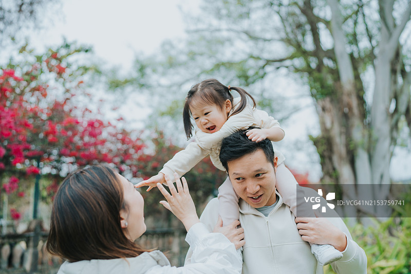 华裔幸福家庭在公园享受美丽的春日图片素材