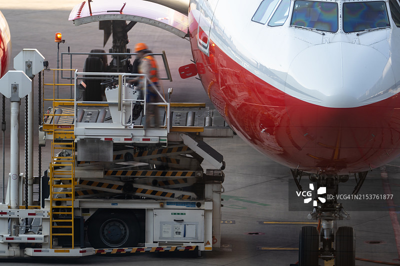 机场飞机装载货物图片素材