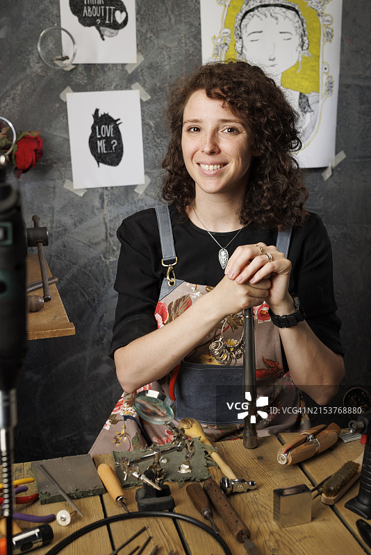年轻珠宝女匠人肖像，珠宝工坊图片素材