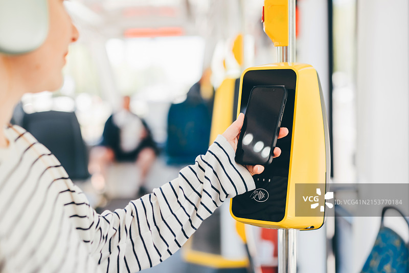 公共交通中的数字钱包支付图片素材