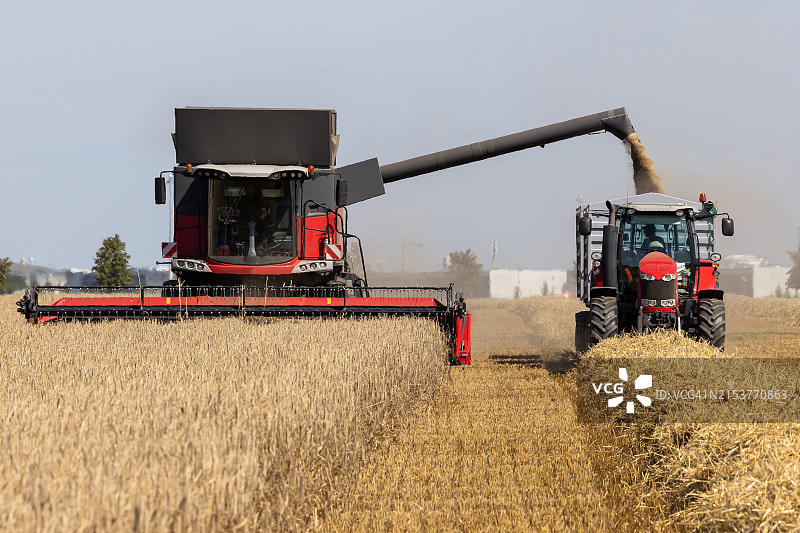 联合收割机和带农业拖车的拖拉机图片素材