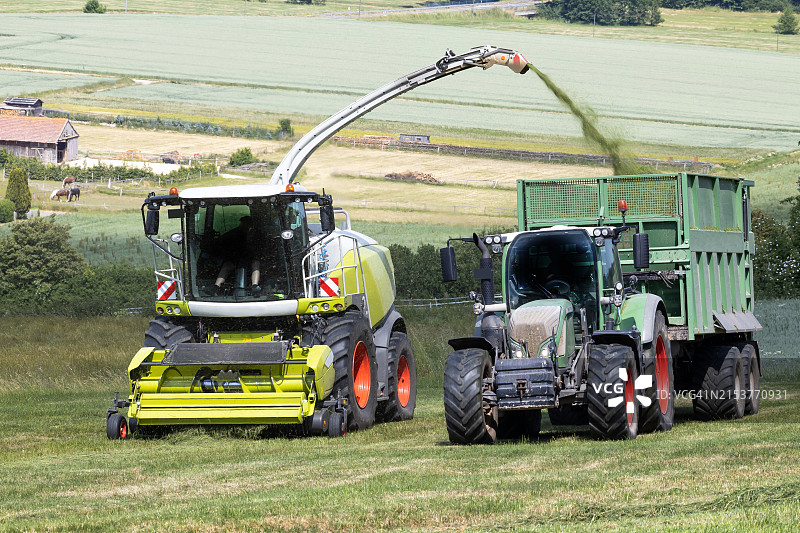 联合收割机和带农业拖车的拖拉机图片素材