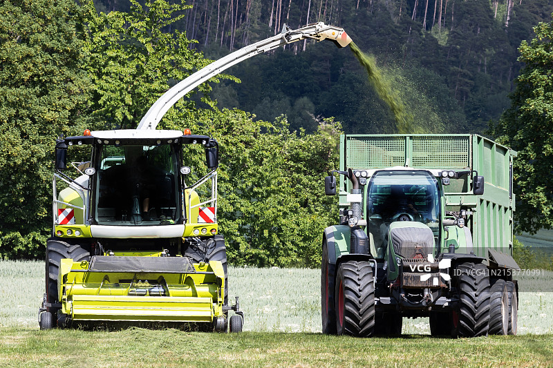 联合收割机和带农业拖车的拖拉机图片素材