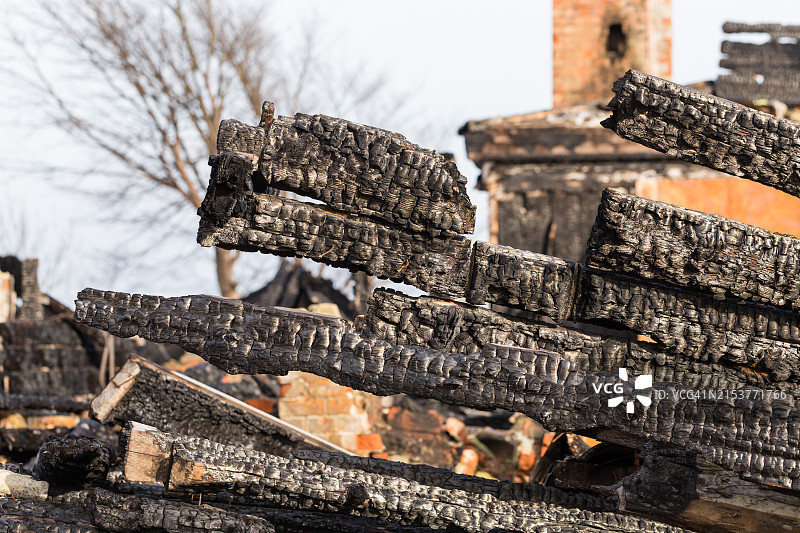 被烧毁房屋的废墟和残骸图片素材