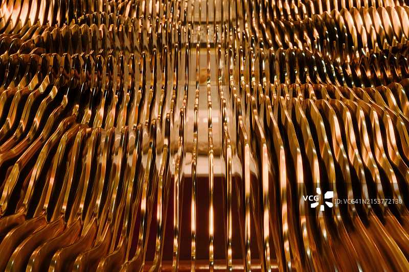 金色线条的抽象流动波浪图案图片素材