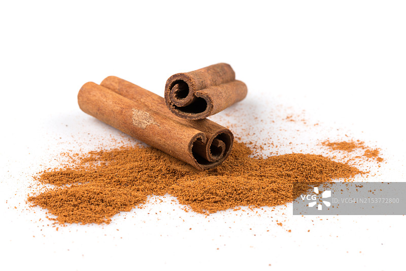 白色背景上的肉桂粉图片素材