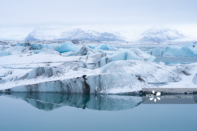 冰岛杰古沙龙泻湖的冰山图片素材