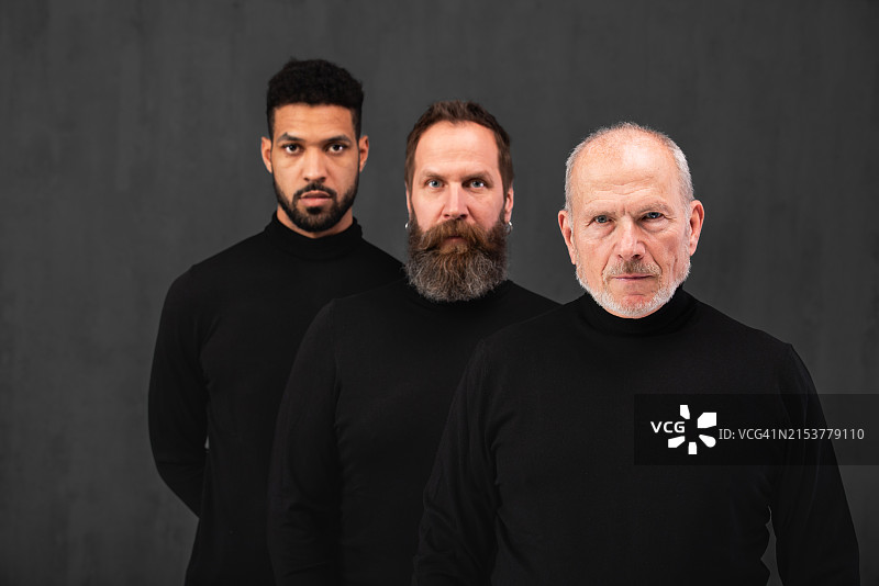 三个自信的身体积极的男人穿着黑色高领毛衣图片素材