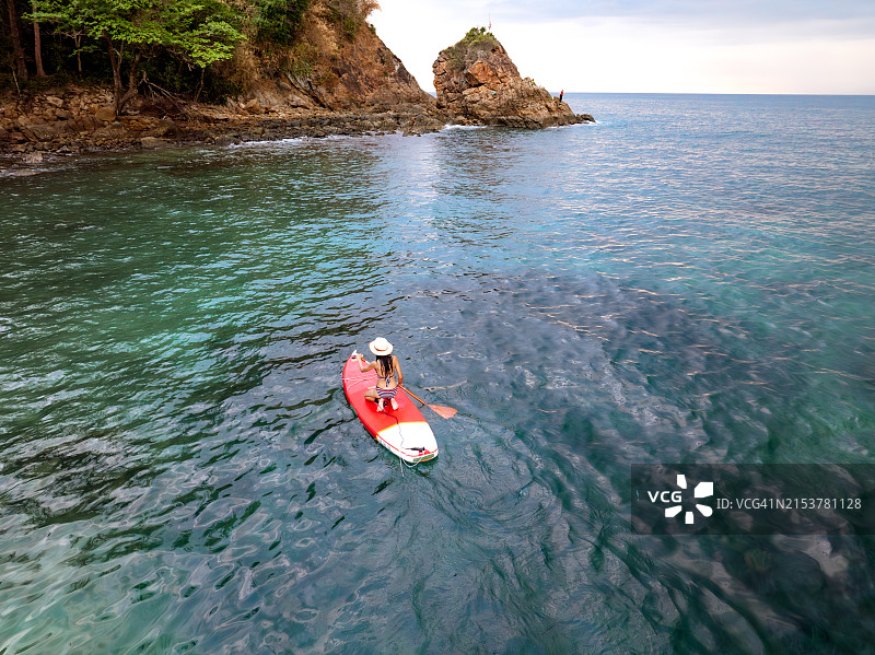 岛屿上的夏季活动图片素材