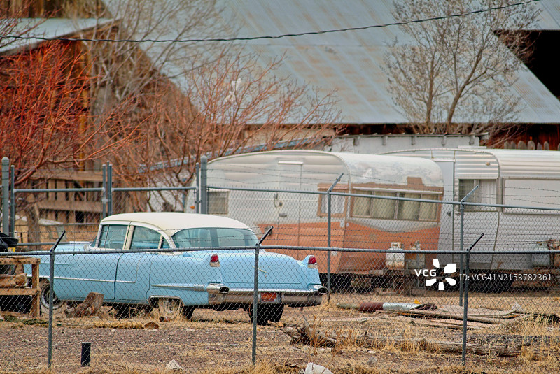 链条围栏后的老爷车和房车图片素材