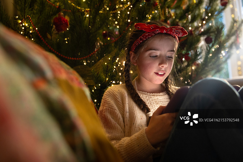 年轻女游客，从背后看，沿着道路走向大海，徒步和冒险的概念图片素材