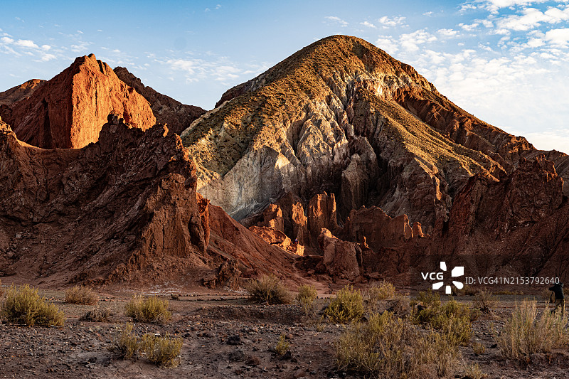 摄影师在圣佩德罗·德·阿塔卡马日出时拍摄彩虹谷图片素材