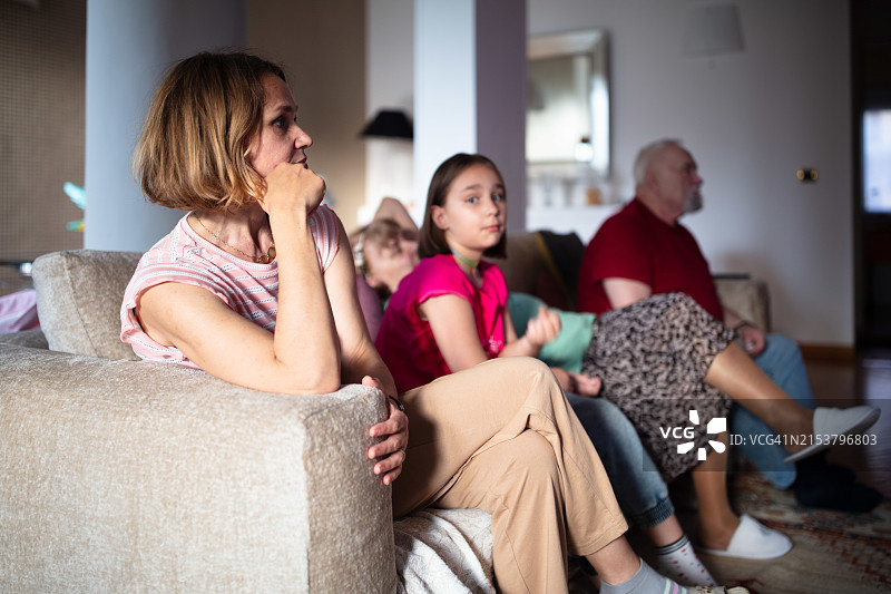 照顾爷爷图片素材