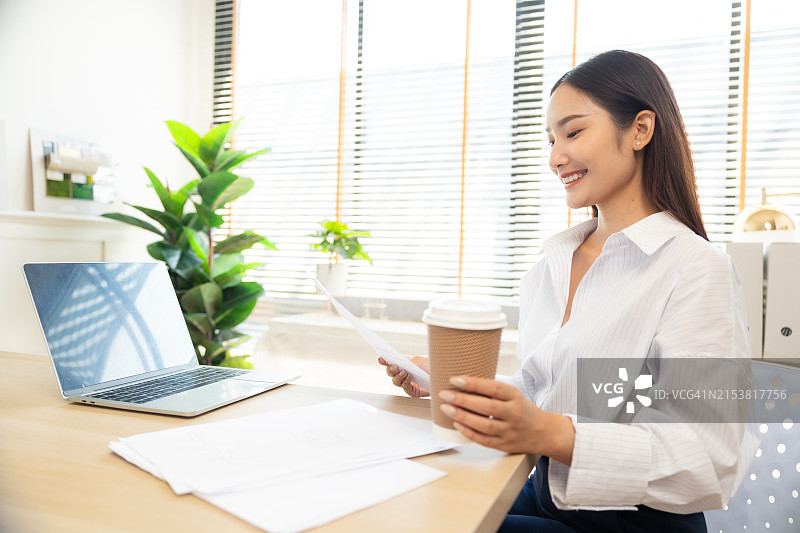 亚洲女商人参加办公室团队会议图片素材