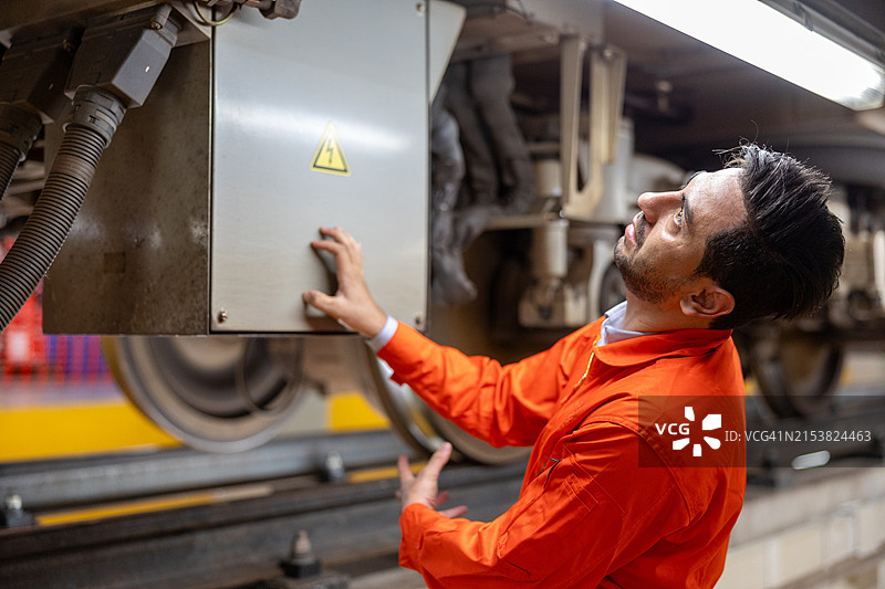 涉及白人火车工程师的触电安全事故，强调铁路运营中工作场所安全合规和危险预防的重要性图片素材