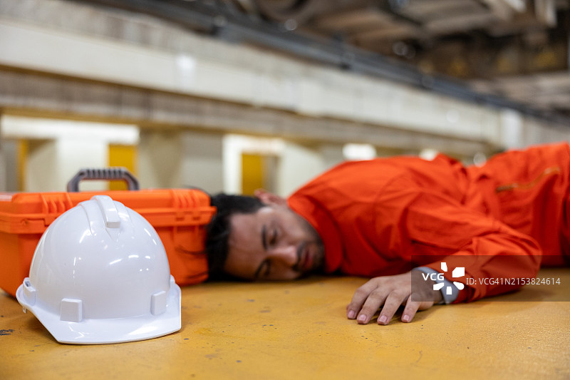 工作场所事故：工程师使用安全设备仍受伤，强调职业安全图片素材