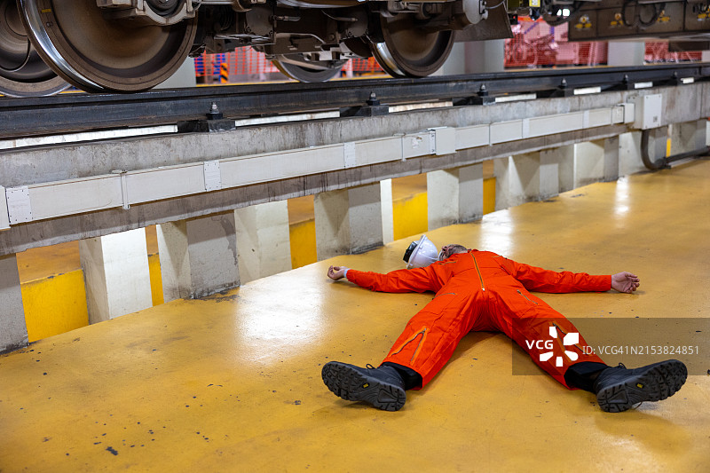 工作场所事故：工程师使用安全设备仍受伤，强调职业安全图片素材