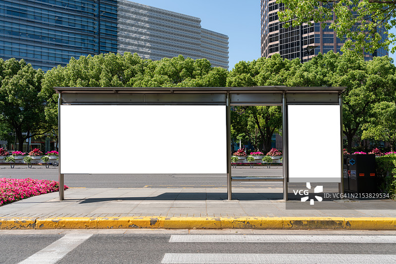 城市公交车站的空白广告牌图片素材