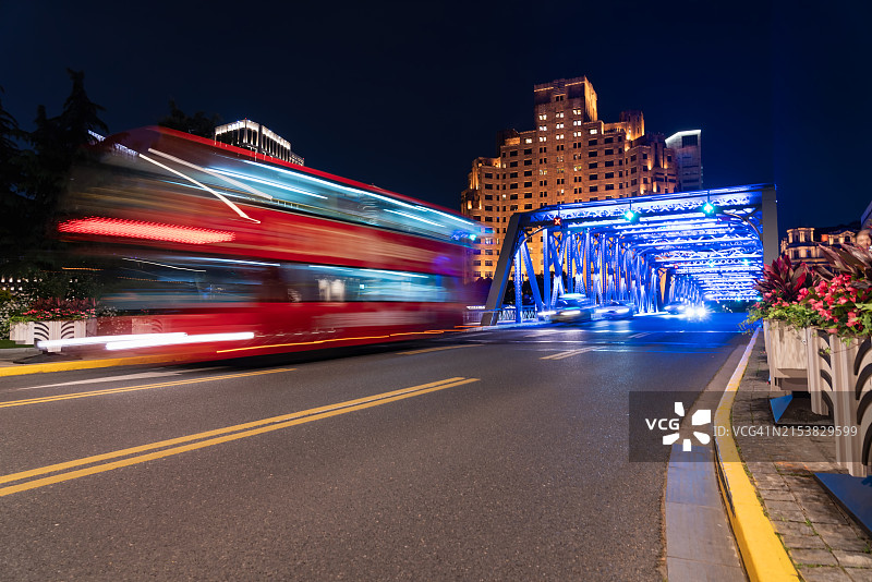 上海外白渡桥的公共汽车模糊图像图片素材