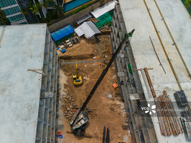 大型建筑工地起重机移动建筑材料的航拍图图片素材