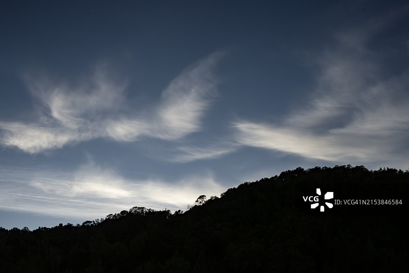 云雾缭绕的山脊图片素材