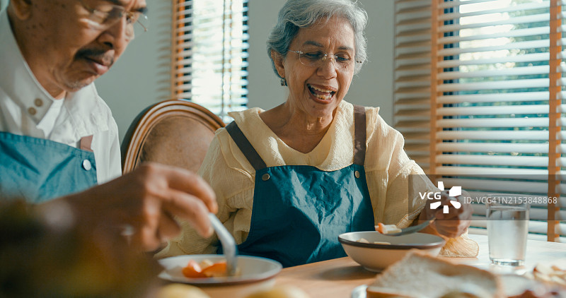 年长亚洲夫妇居家用餐特写图片素材