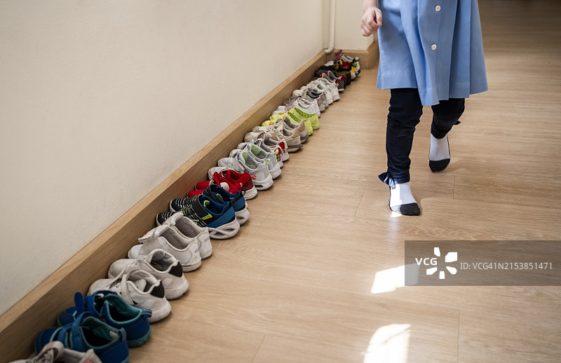 幼儿园教室外的鞋子图片素材