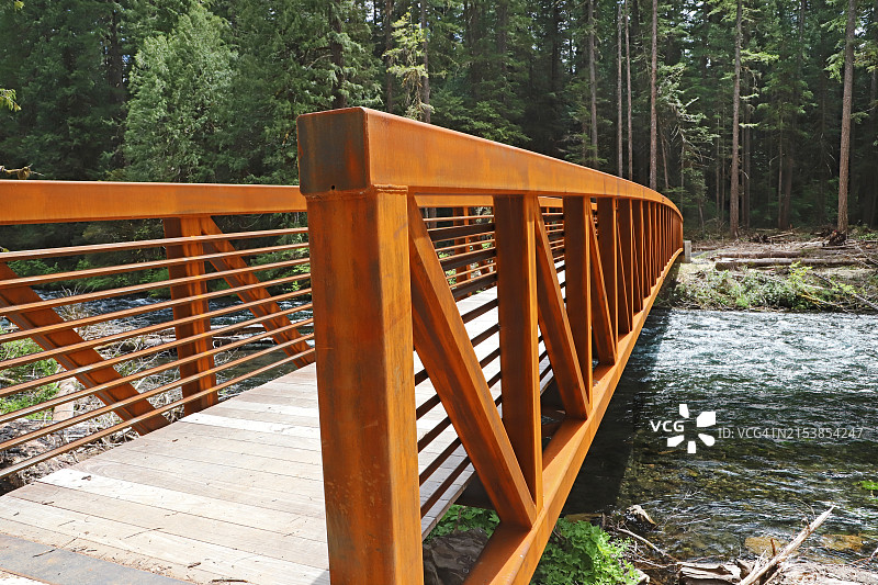 钢制人行桥图片素材