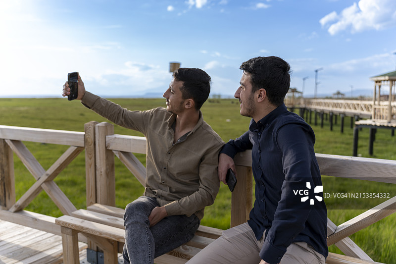 年轻人自拍图片素材