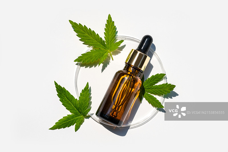含有CBD油、THC酊剂和火麻叶的玻璃瓶，用于皮肤和头发护理的化妆品天然成分图片素材