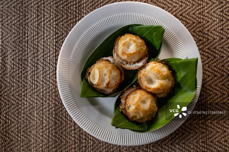 香蕉叶上的一对椰子煎饼，泰国图片素材