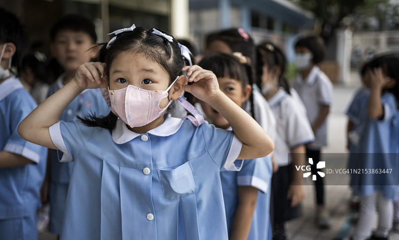 戴口罩的幼儿园女童图片素材
