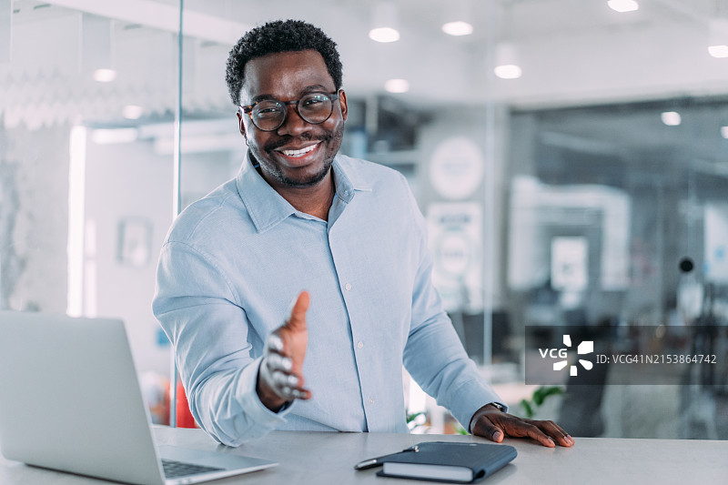 在办公室里的事业成功的商人图片素材