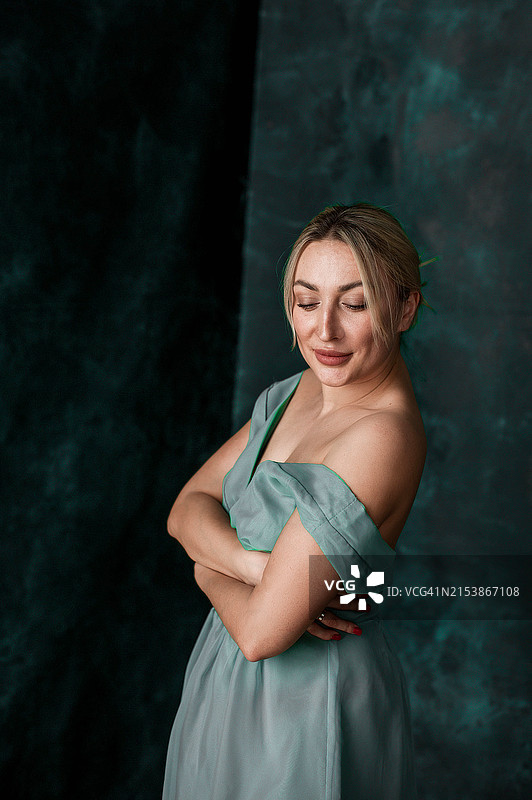 阳光明媚的房间里年轻漂亮的女人肖像图片素材