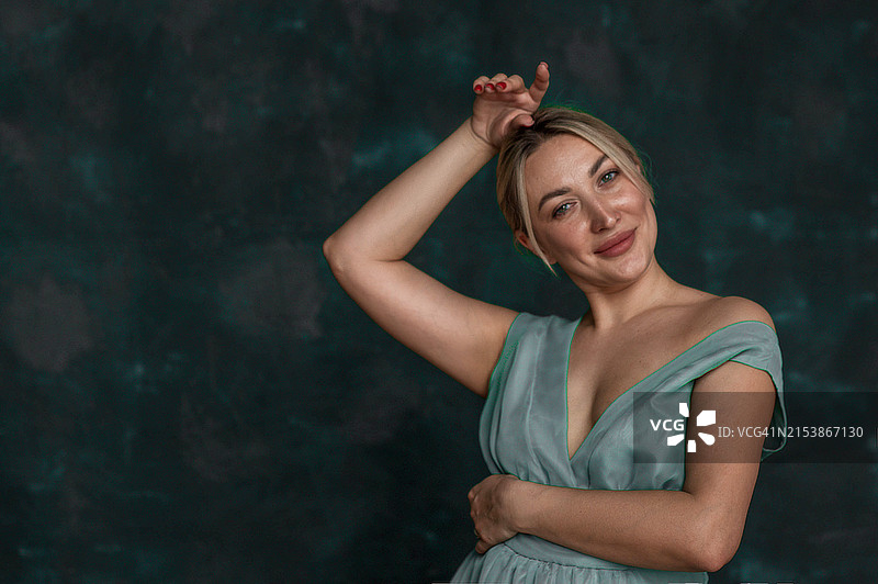 阳光明媚的房间里年轻漂亮的女人肖像图片素材