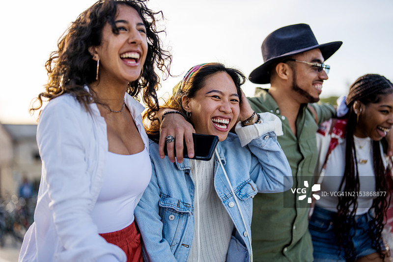 穿着休闲的朋友们在城市中探险图片素材