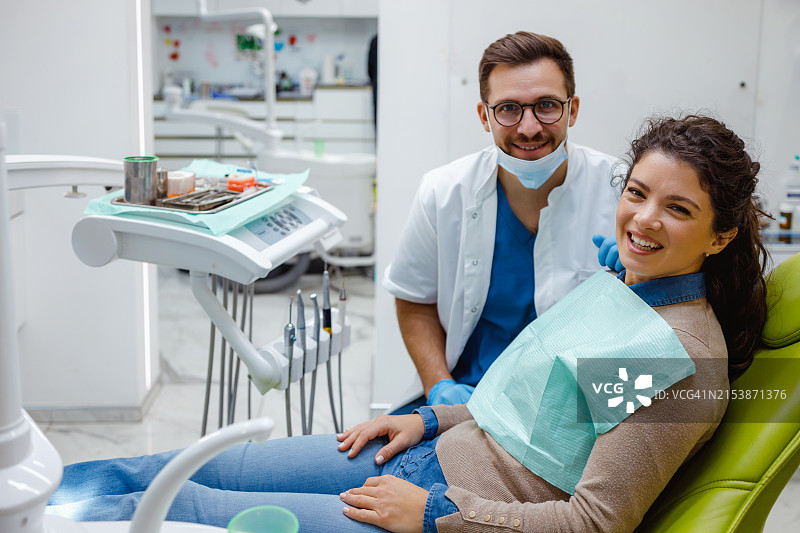 牙医和患者对着镜头微笑图片素材