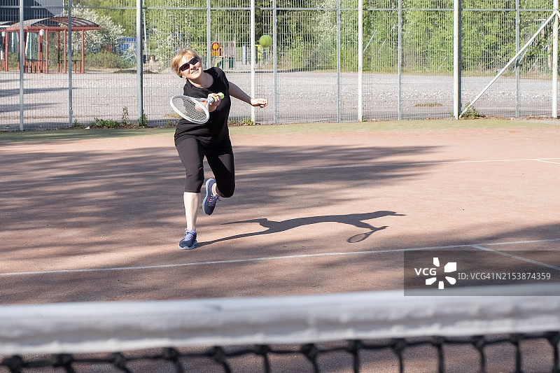 年轻白人女子网球发球图片素材